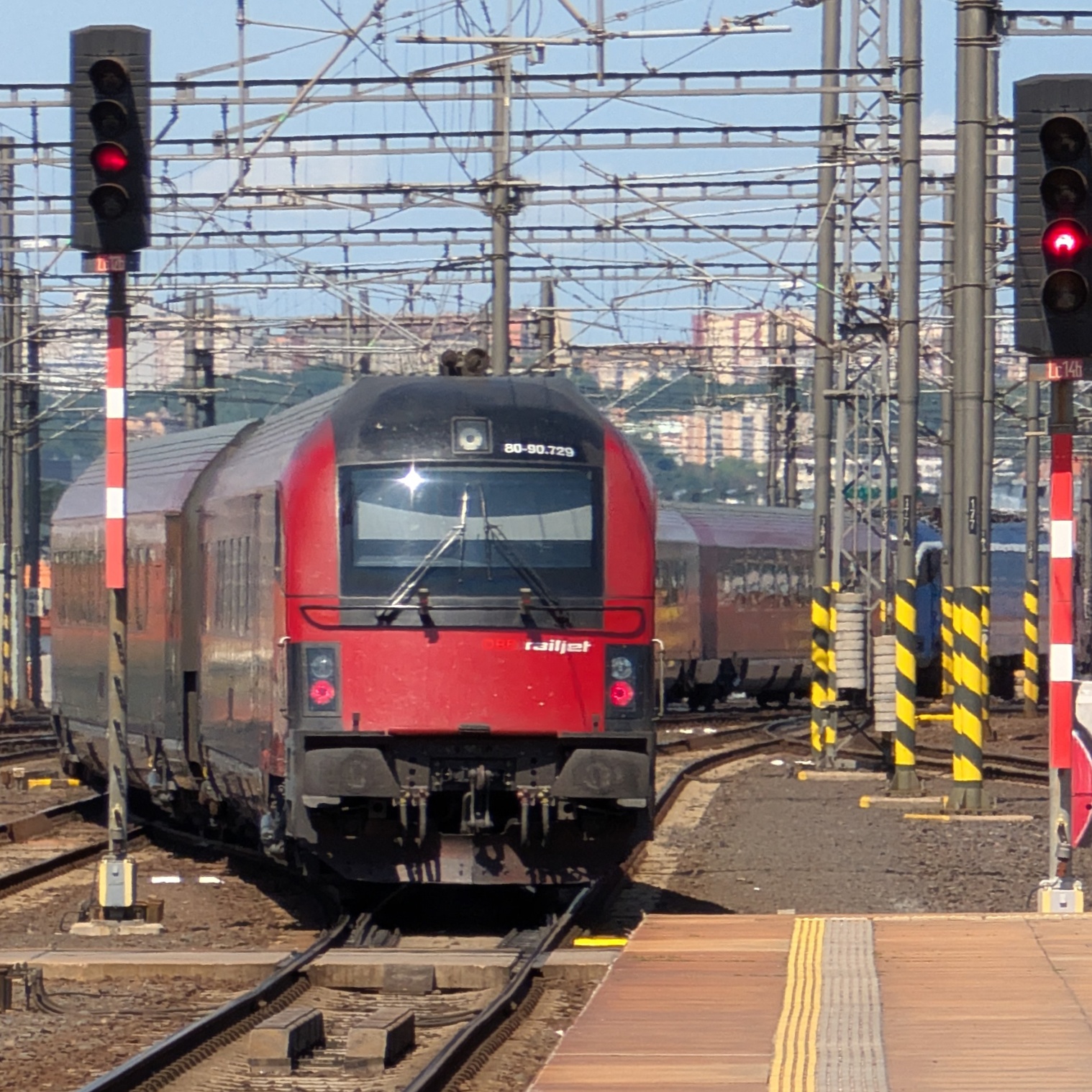 sorry but again, there is nothing here. there are only trains on these images, some people say i am autistic for that, some say i am trainsistic, sorry to bother you ! under construction !